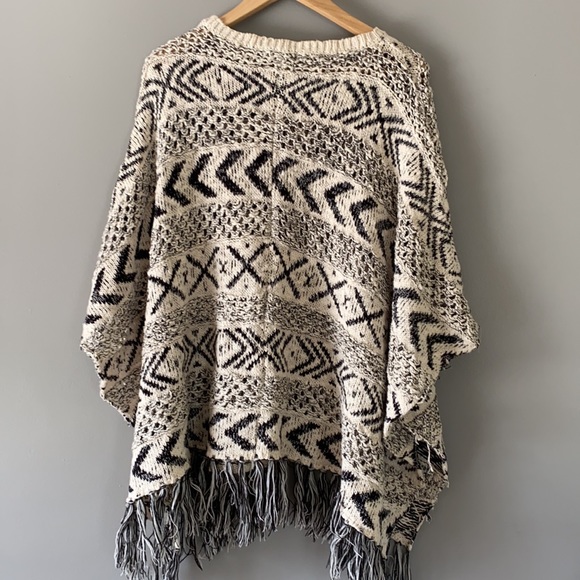 BB Dakota knit poncho - Picture 2 of 5